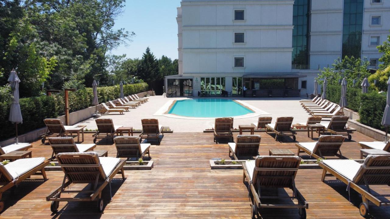 Cevahir Hotel Istanbul Asia Exterior foto The pool at the hotel