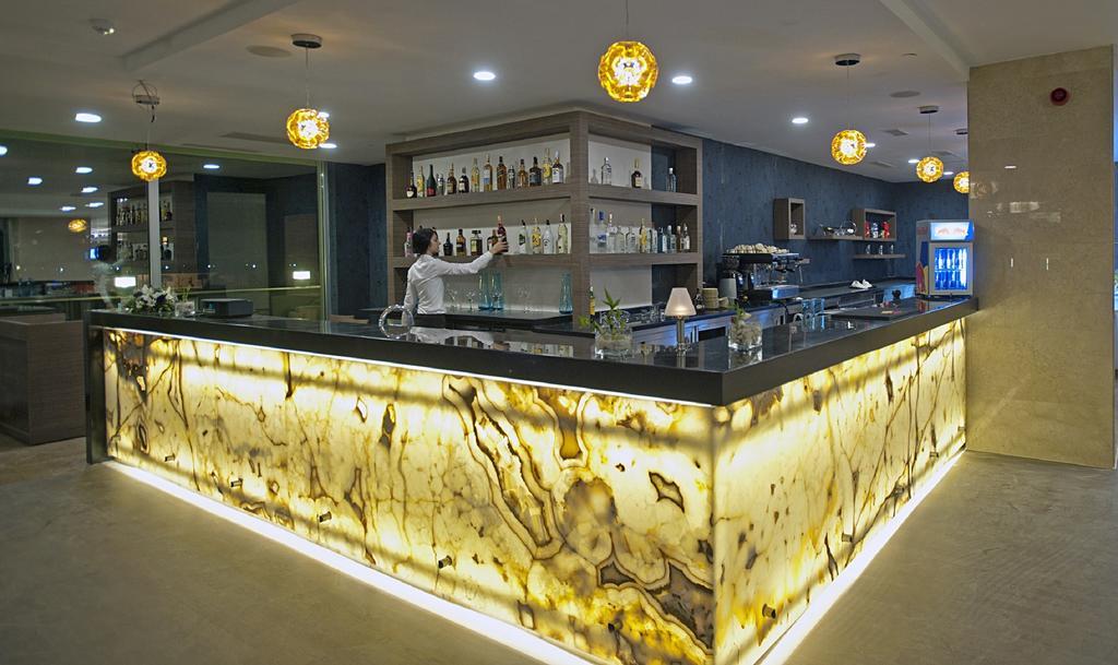 Cevahir Hotel Istanbul Asia Exterior foto A bar made of translucent stone