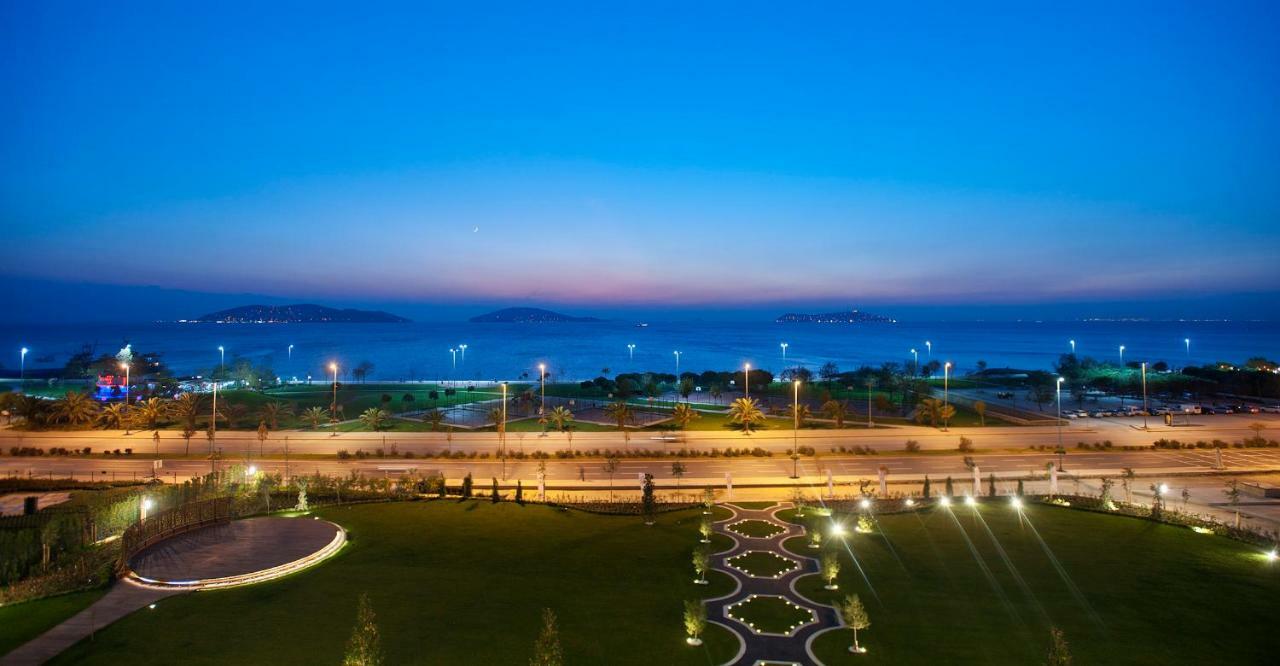 Cevahir Hotel Istanbul Asia Exterior foto View of the park at night