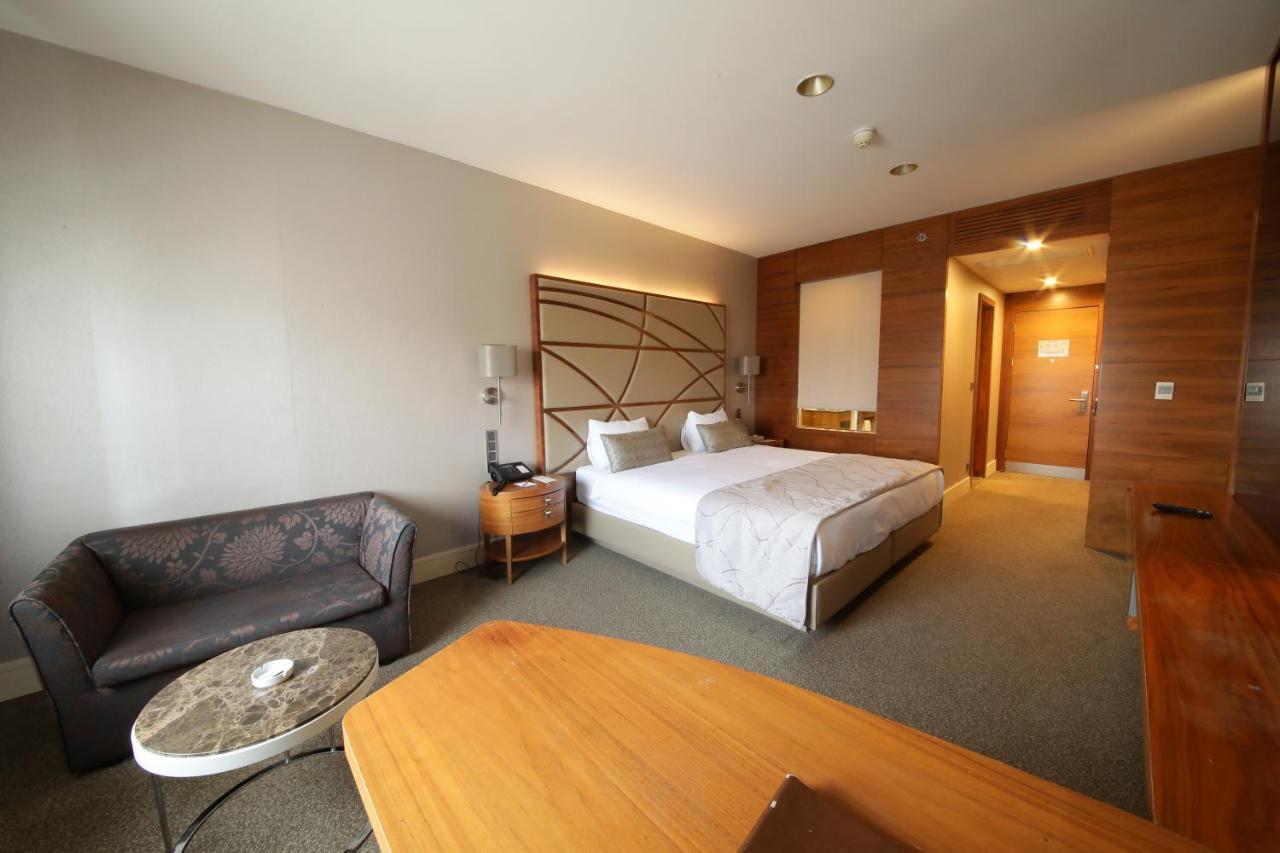 Cevahir Hotel Istanbul Asia Exterior foto A room at the hotel